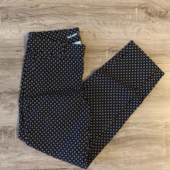 Old Navy Pants - Old navy mid-rise printed pixie ankle pants